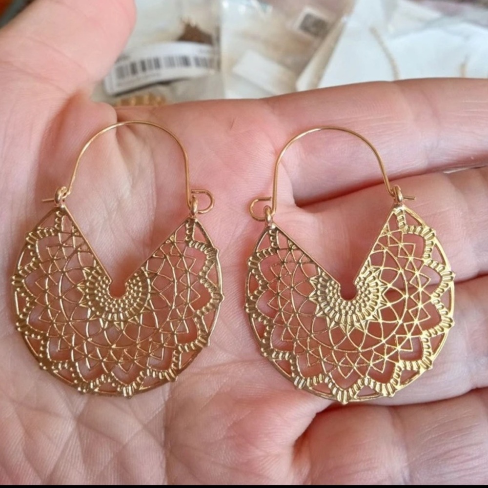 ✨ Gold Hoop Earrings ✨ - Picture 2 of 4